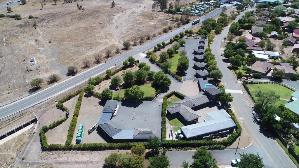 une vue aérienne d'une maison dans une banlieue dans l'établissement Sunset Chalets & SCA, à Colesberg