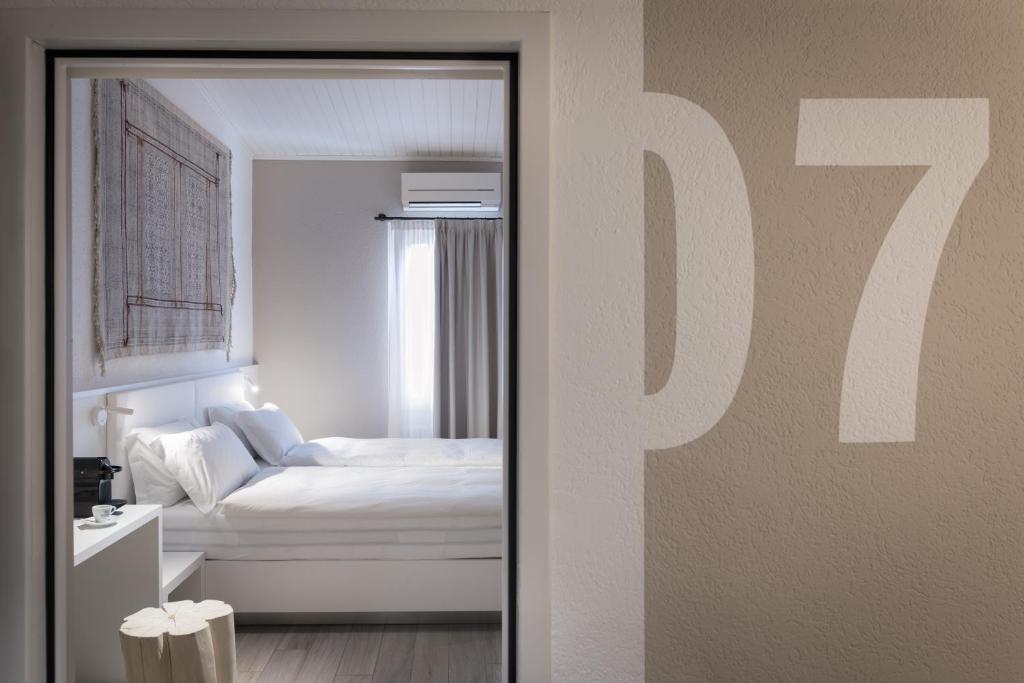 Een bed of bedden in een kamer bij CP Resort