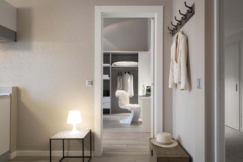 een hal met een deur naar een kleedkamer bij CP Resort in Taverne