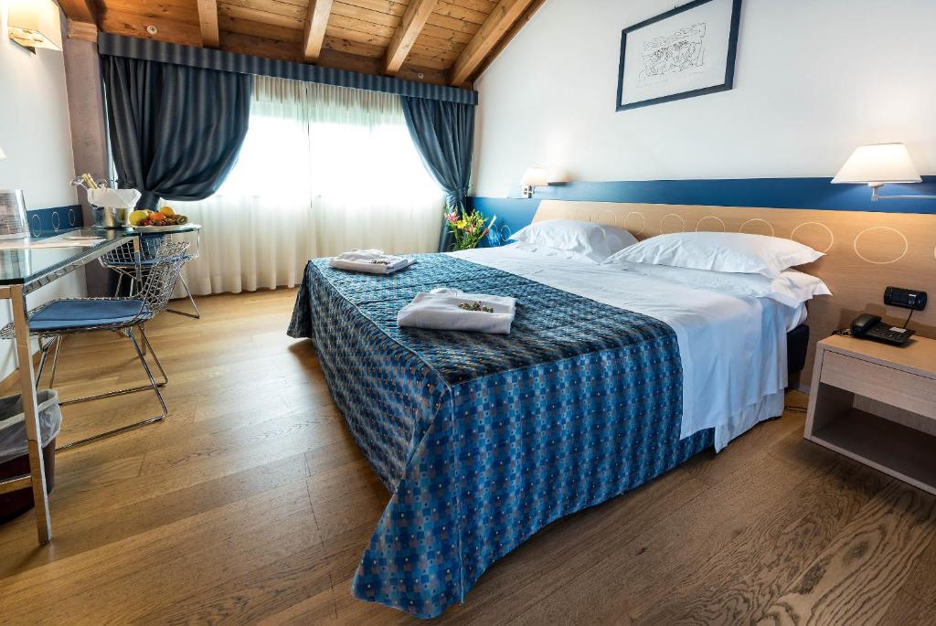 Postel nebo postele na pokoji v ubytování West Point Airport Hotel