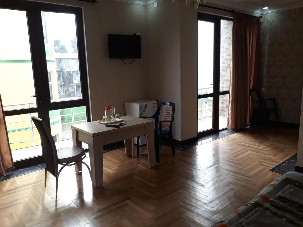 TV a/nebo společenská místnost v ubytování Guest House Rusalka