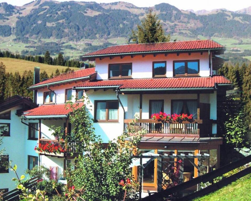 Cette grande maison dispose d'un balcon sur une montagne. dans l'établissement Chalet Hirschberg, à Bad Hindelang