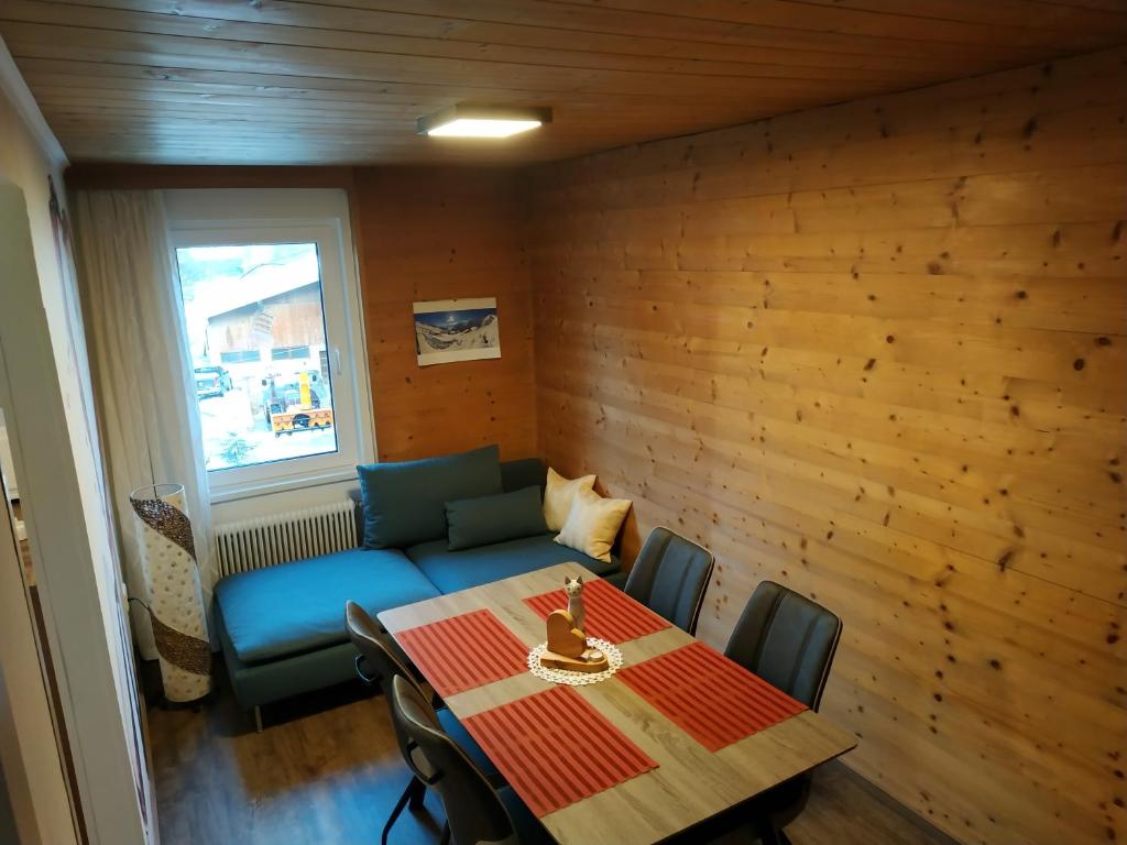 フューゲンにあるFerienwohnung Sailerのリビングルーム(テーブル、ソファ付)
