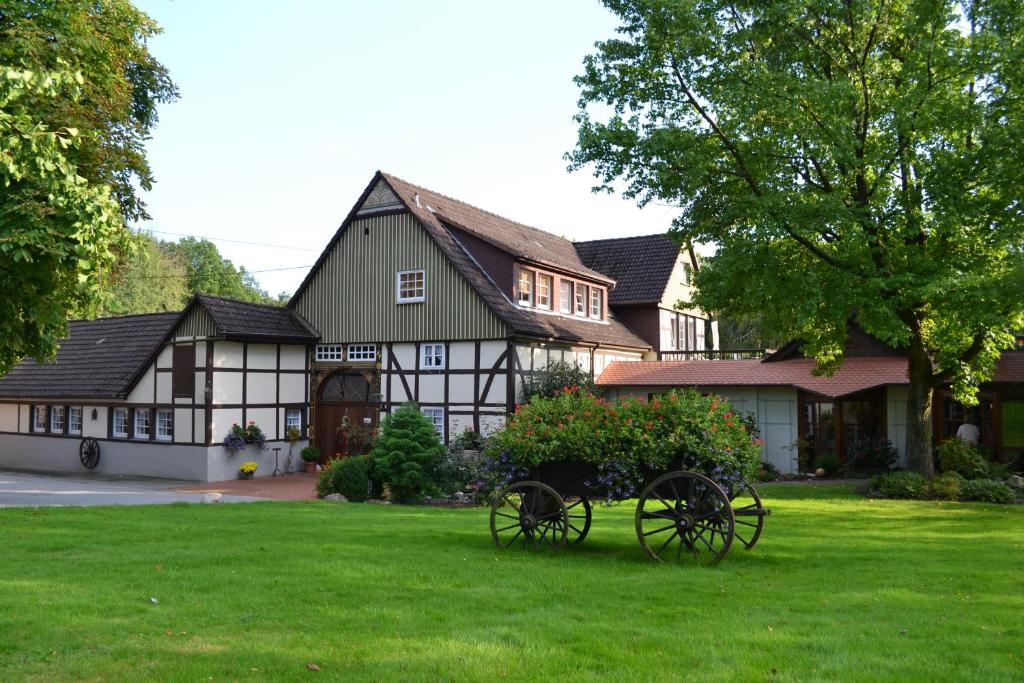 een groot huis met een bank in het gras bij Haus Berkenkamp in Lage