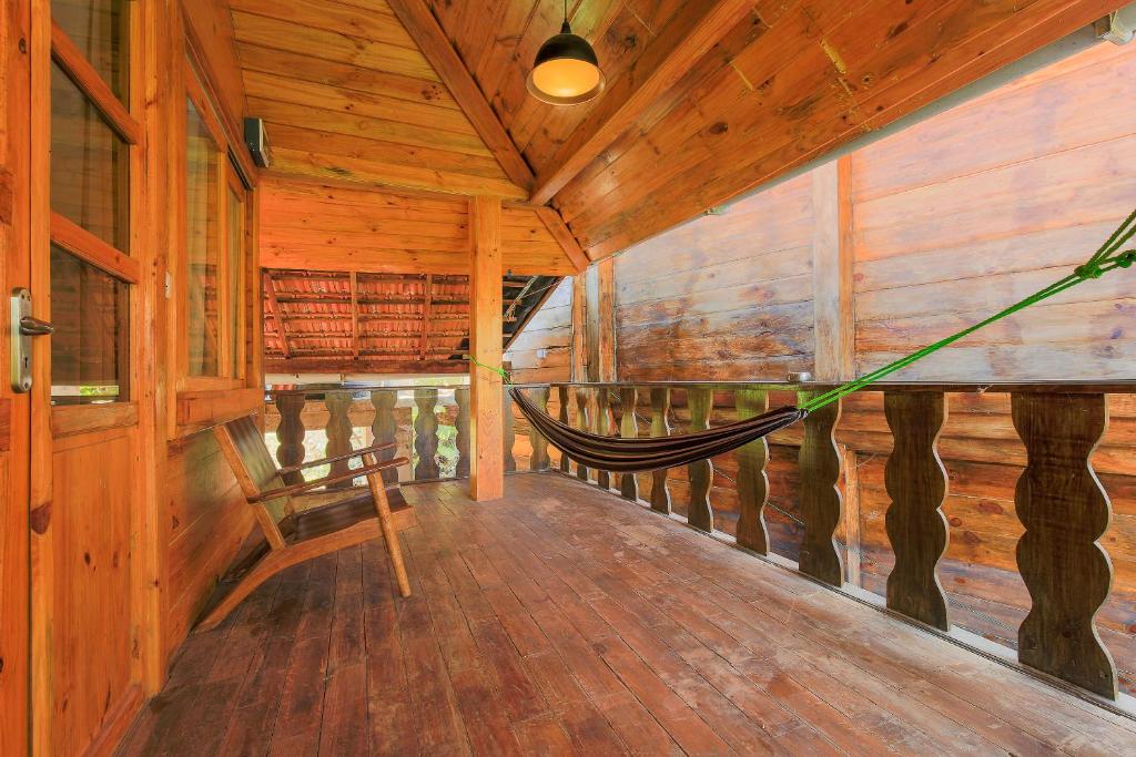Brushwood Villa- Cottages and Bar - Familiekamer Met Balkon