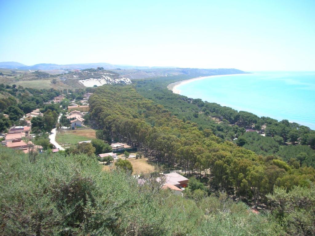 an aerial view of a village and the ocean at La tua casa al Mare in Eraclea Minoa