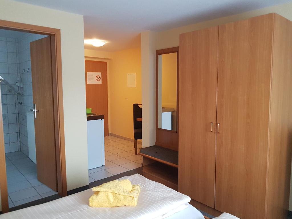 Postel nebo postele na pokoji v ubytování Gasthof Zur Friedenseiche