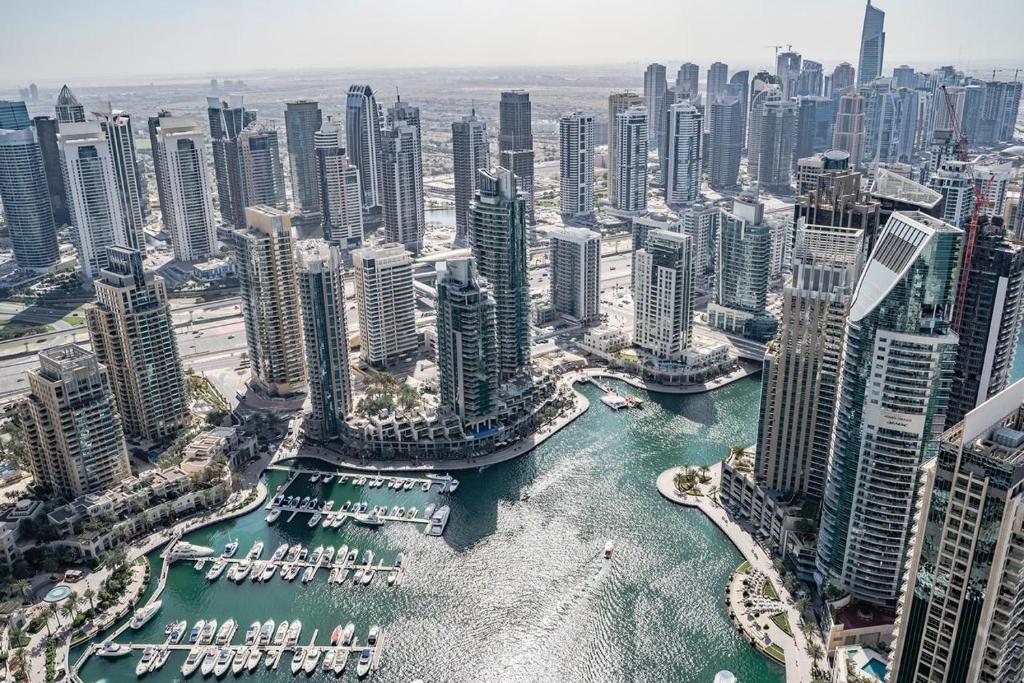 Een luchtfoto van DAMAC Heights in Dubai Marina