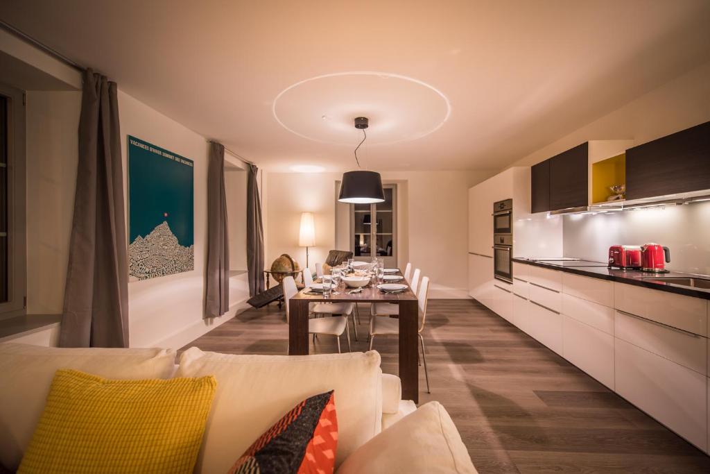 uma cozinha e uma sala de estar com uma mesa num quarto em Dependance First em Interlaken