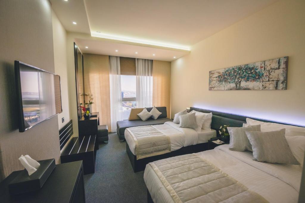 Postel nebo postele na pokoji v ubytování Louis V Hotel Beirut