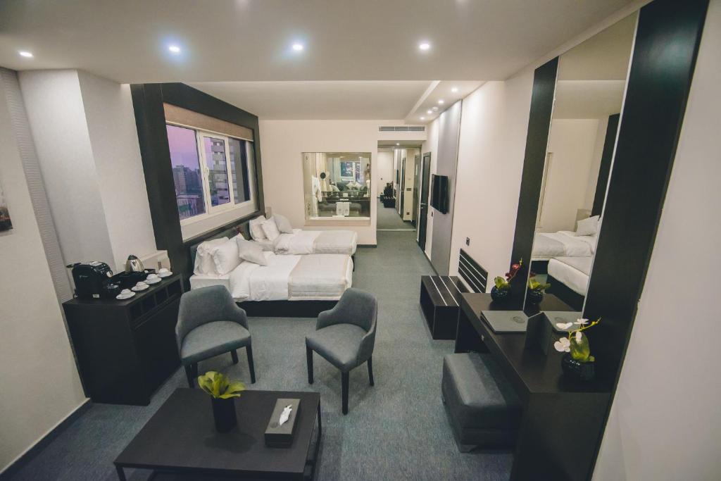 Postel nebo postele na pokoji v ubytování Louis V Hotel Beirut