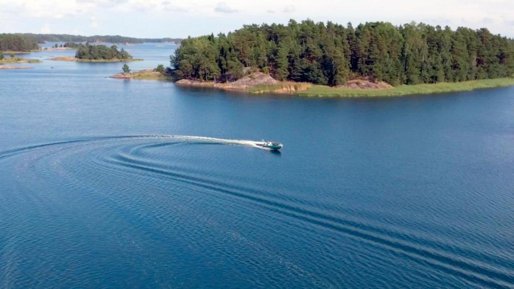 un barco en un gran cuerpo de agua en Kopparö Tammisaari, en Tammisaari