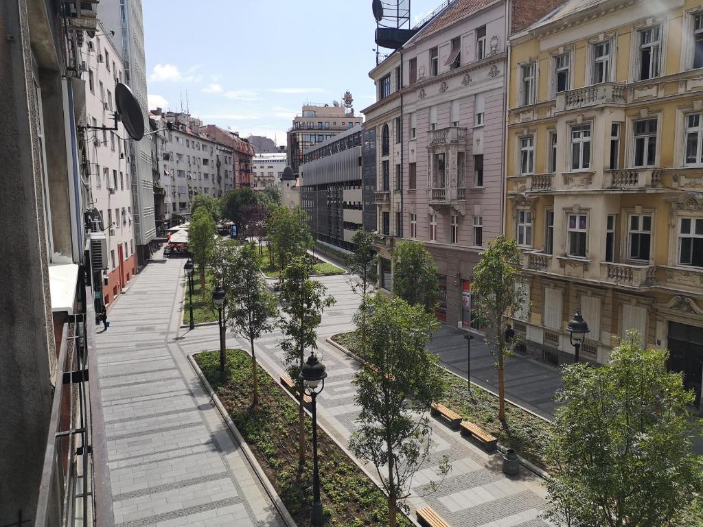 Blick auf eine Straße mit Bäumen in einer Stadt in der Unterkunft Belgrade Base in Belgrad