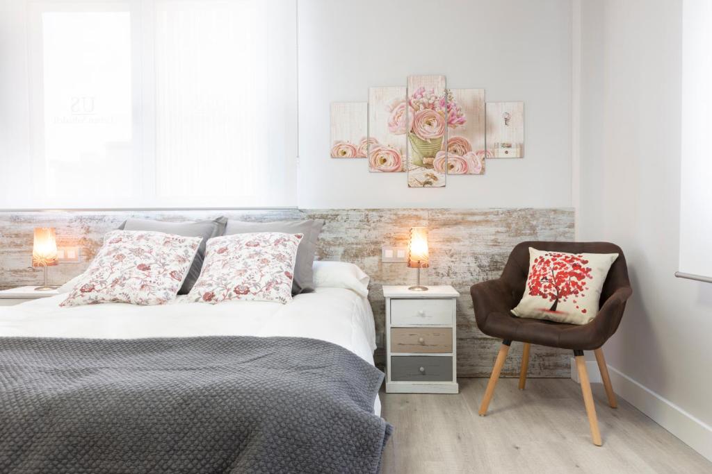 薩瓦德爾的住宿－Urban Sabadell，一间卧室配有一张床和一把椅子