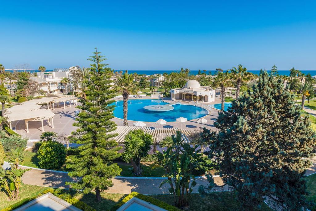 een luchtzicht op een resort met een zwembad en bomen bij Le Royal Hammamet in Hammamet