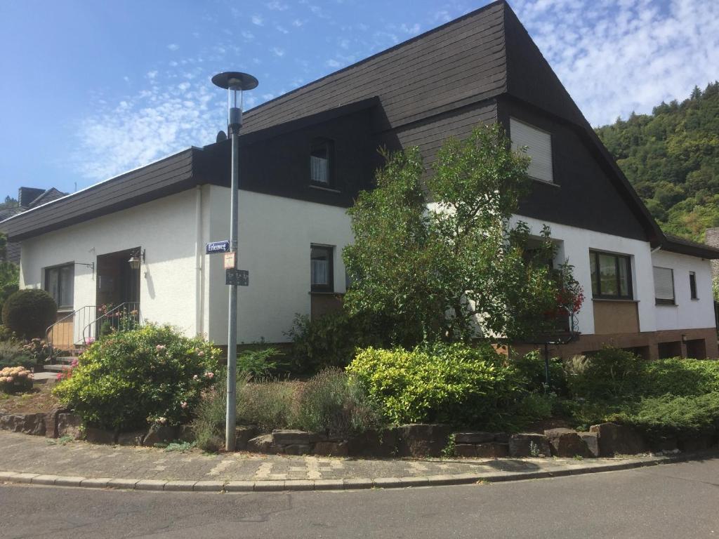 una gran casa blanca con techo negro en Gästehaus Steuer, en Bruttig-Fankel