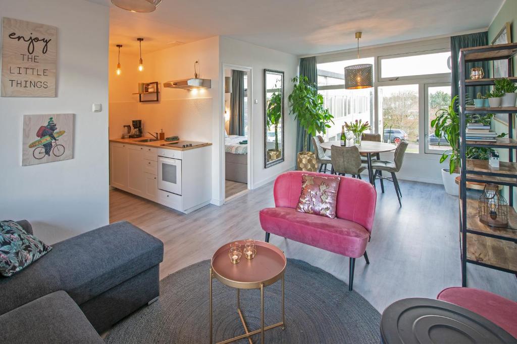 salon z kanapą, krzesłami i stołem w obiekcie Amsterdam Beach Apartment 90 w Zandvoort