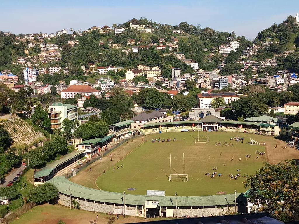 eine Luftansicht eines Fußballfeldes auf einem Hügel in der Unterkunft Shani Residence Kandy in Kandy