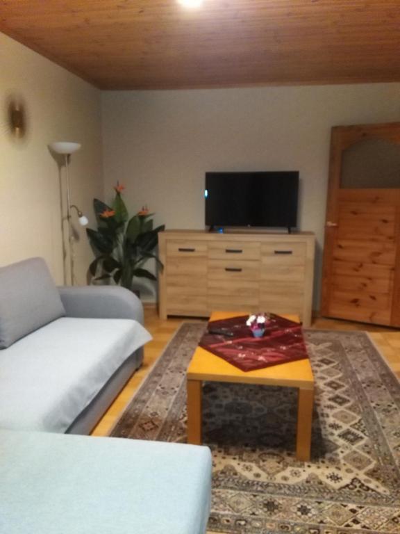 een woonkamer met een bank en een salontafel bij Gratarre 2 in Kuressaare