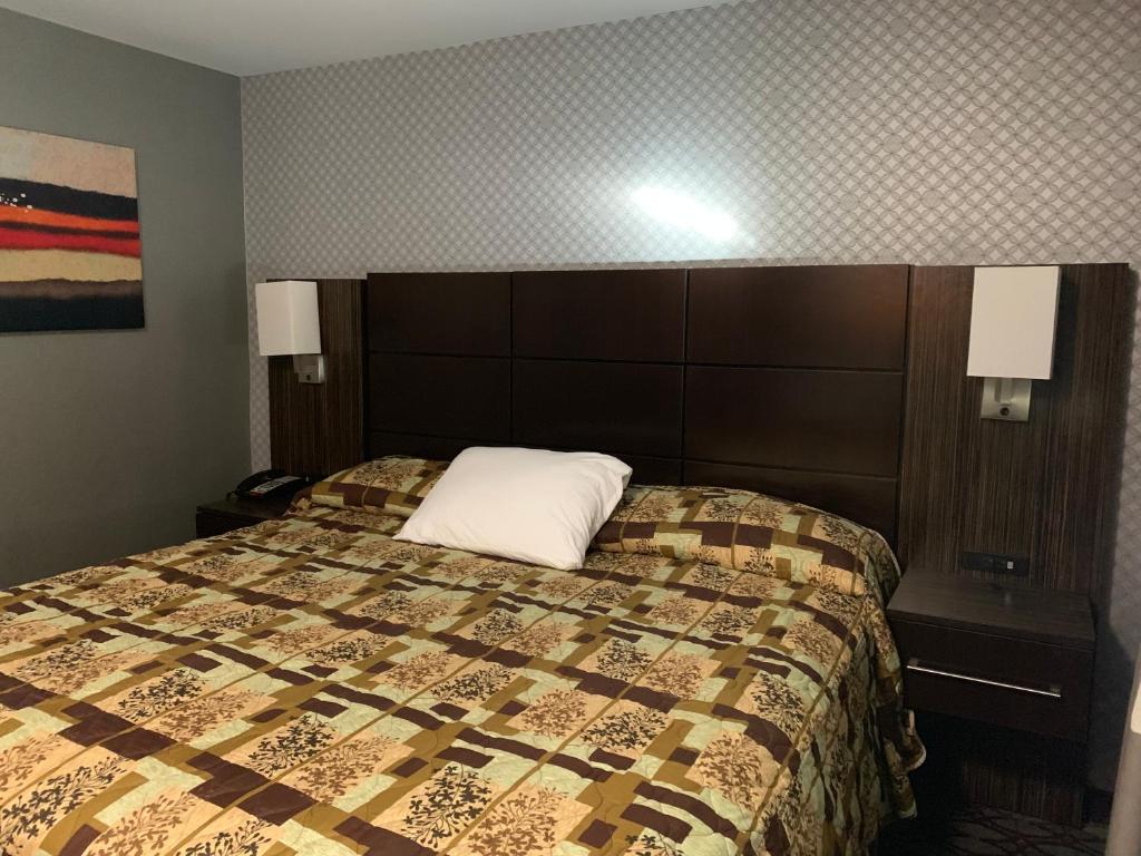 Postel nebo postele na pokoji v ubytování Red Carpet Inn Elmwood