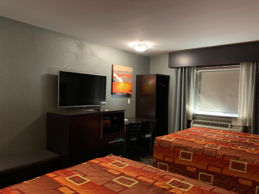 TV a/nebo společenská místnost v ubytování Red Carpet Inn Elmwood