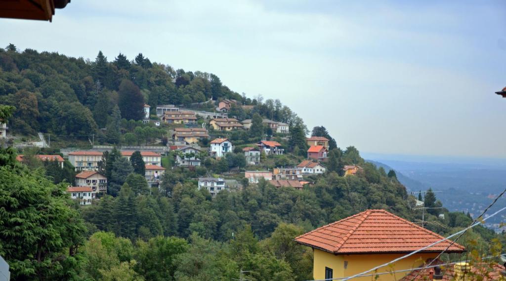 ブルナーテにあるDalla Zia Marta ampio appartamentoの家屋が並ぶ丘の上の村