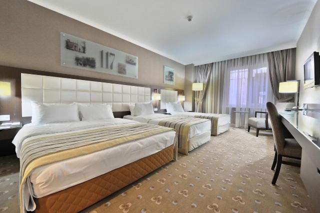 イスタンブールにあるケント ホテルのベッド2台、デスクが備わる広い客室です。