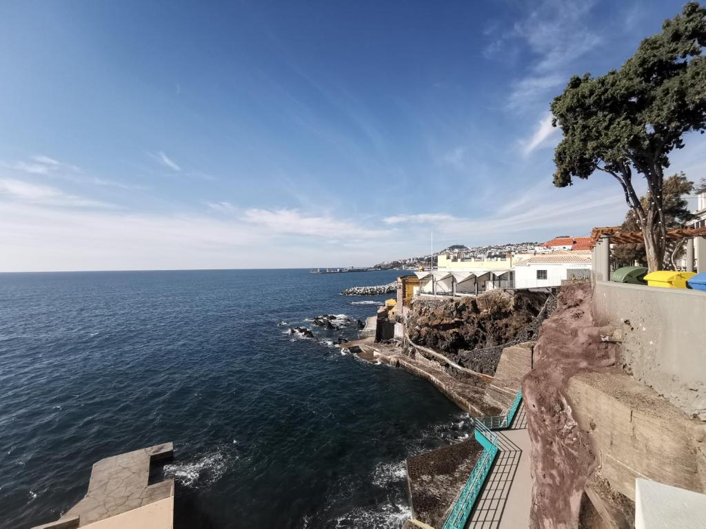 フンシャルにあるStudio in Funchal - Teleféricoの崖から海を望む