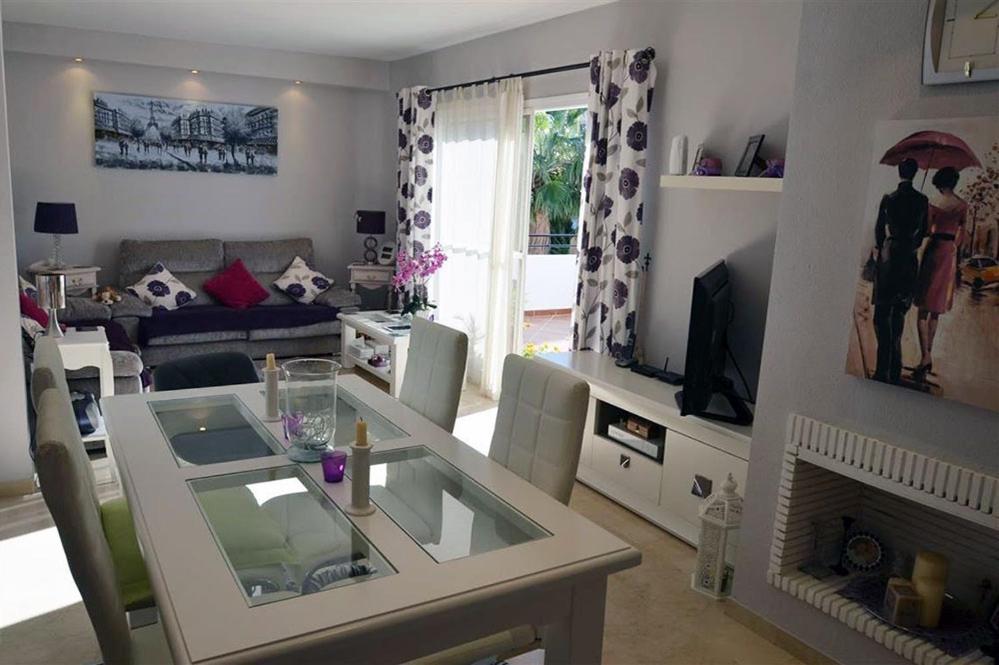 A television and/or entertainment centre at Apartamento Estepona Golf