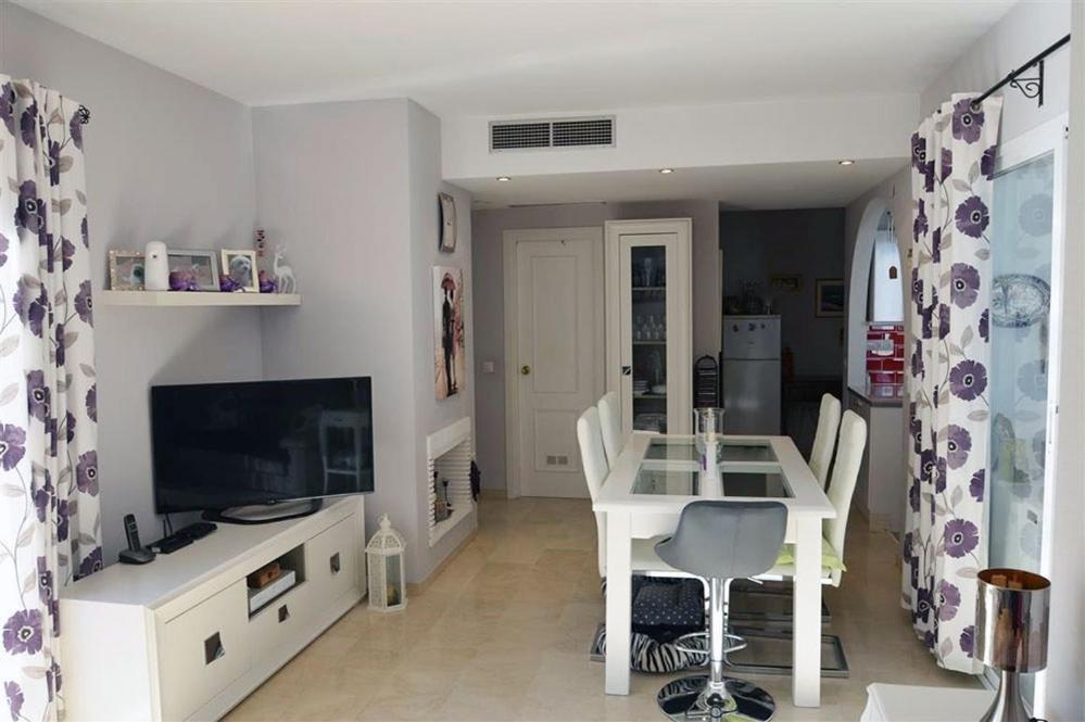 A television and/or entertainment centre at Apartamento Estepona Golf