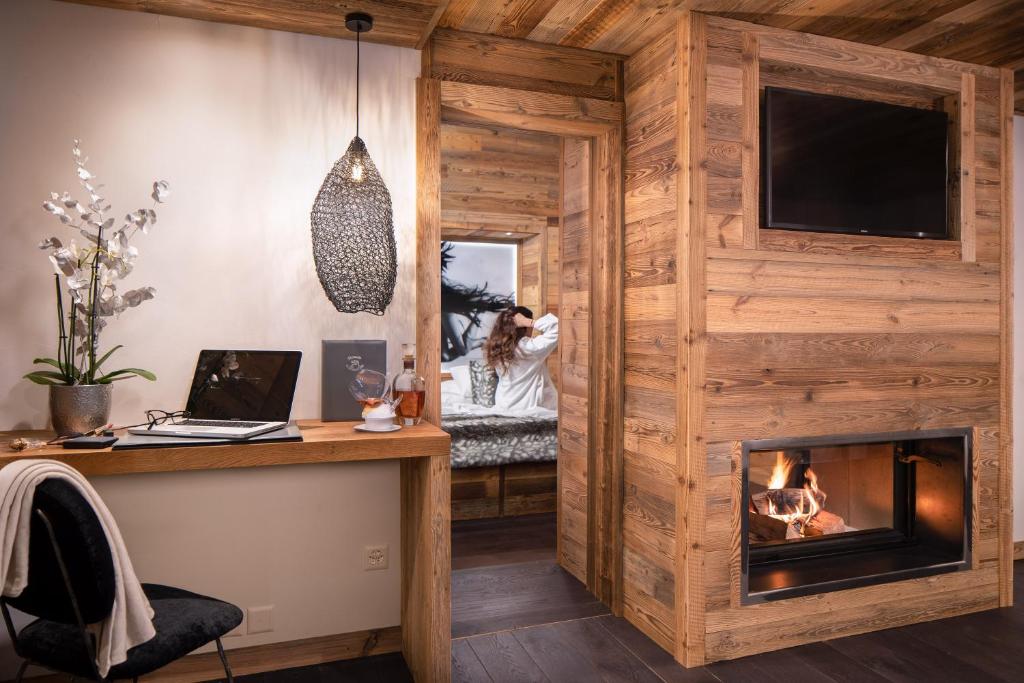 TV a/nebo společenská místnost v ubytování Hostellerie du Pas de l'Ours "Relais et Châteaux"