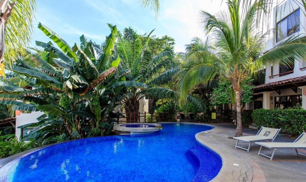 Bazén v ubytování Tropical Gardens Suites and Apartments nebo v jeho okolí