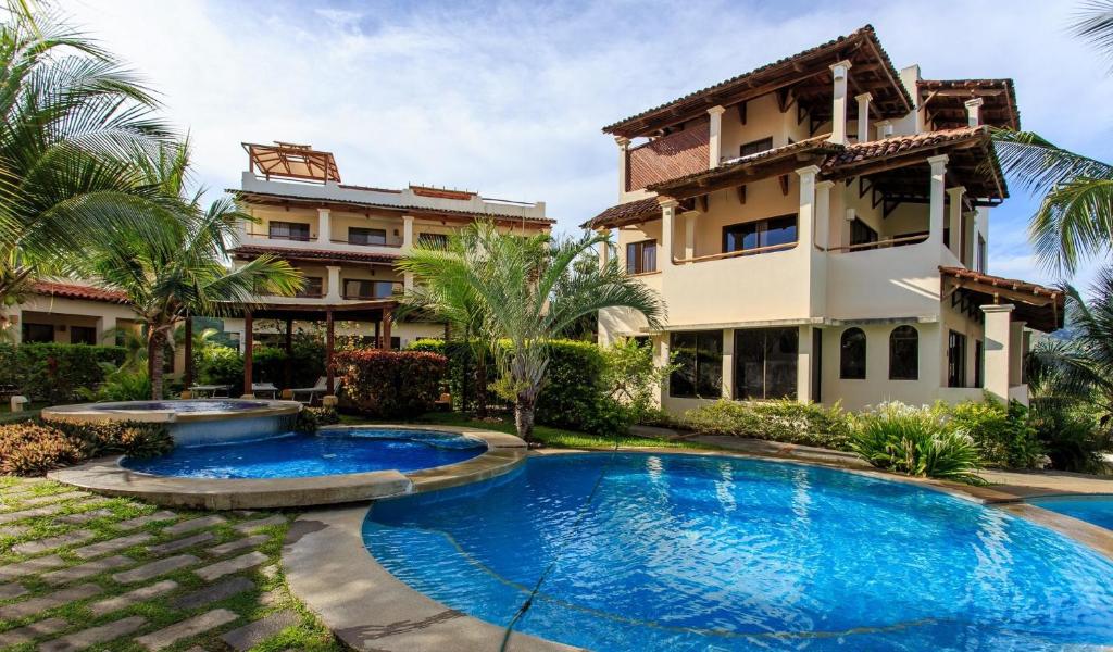 Bazén v ubytování Tropical Gardens Suites and Apartments nebo v jeho okolí