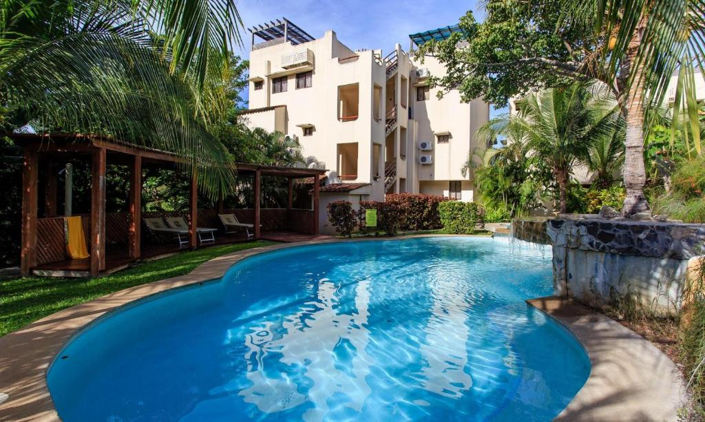 Bazén v ubytování Tropical Gardens Suites and Apartments nebo v jeho okolí
