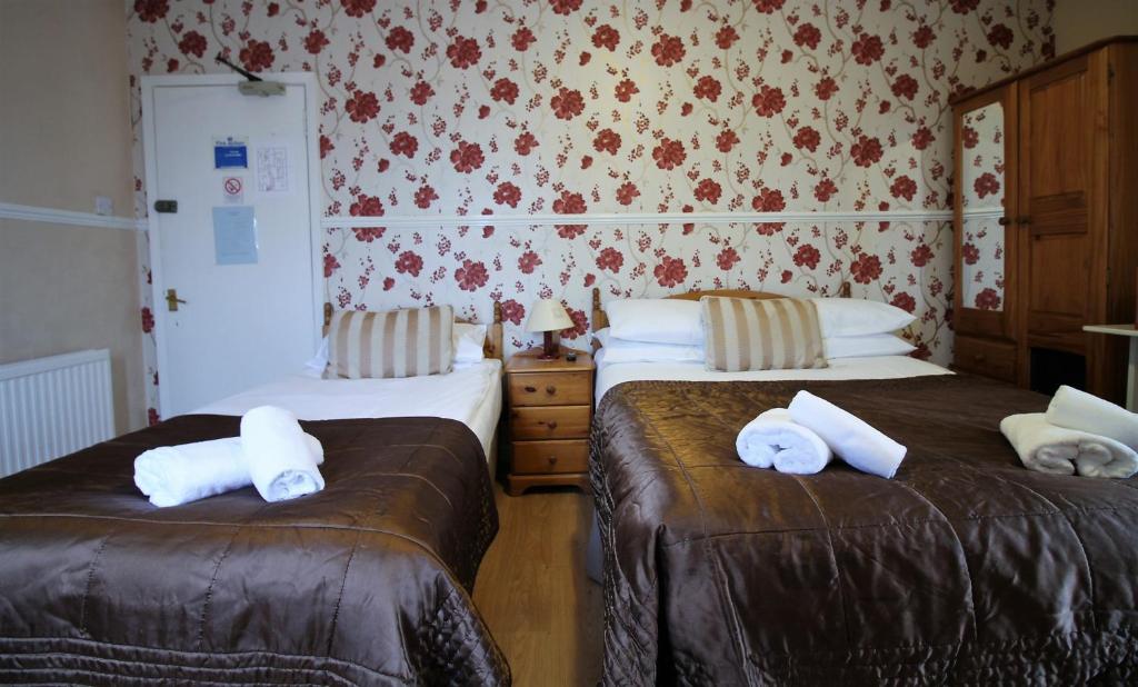 Postel nebo postele na pokoji v ubytování Fairway Hotel