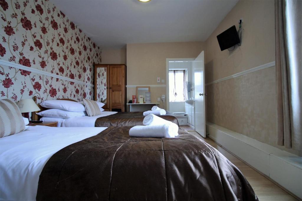 Postel nebo postele na pokoji v ubytování Fairway Hotel