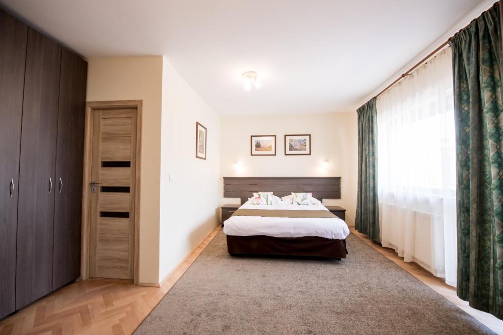 Un pat sau paturi într-o cameră la Vila Nicopole Art & Wine