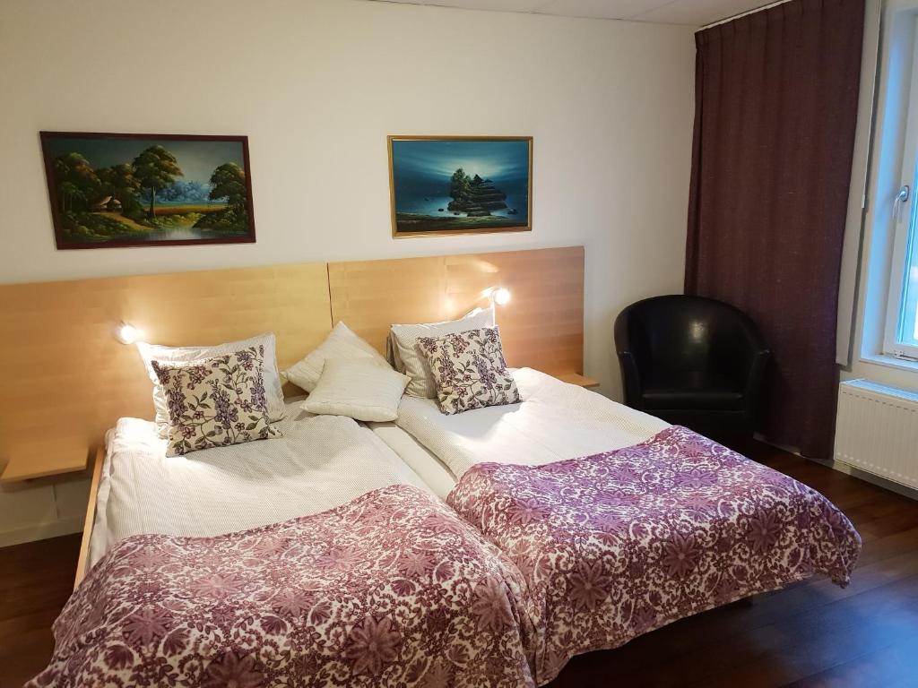מיטה או מיטות בחדר ב-Hotell Ramudden
