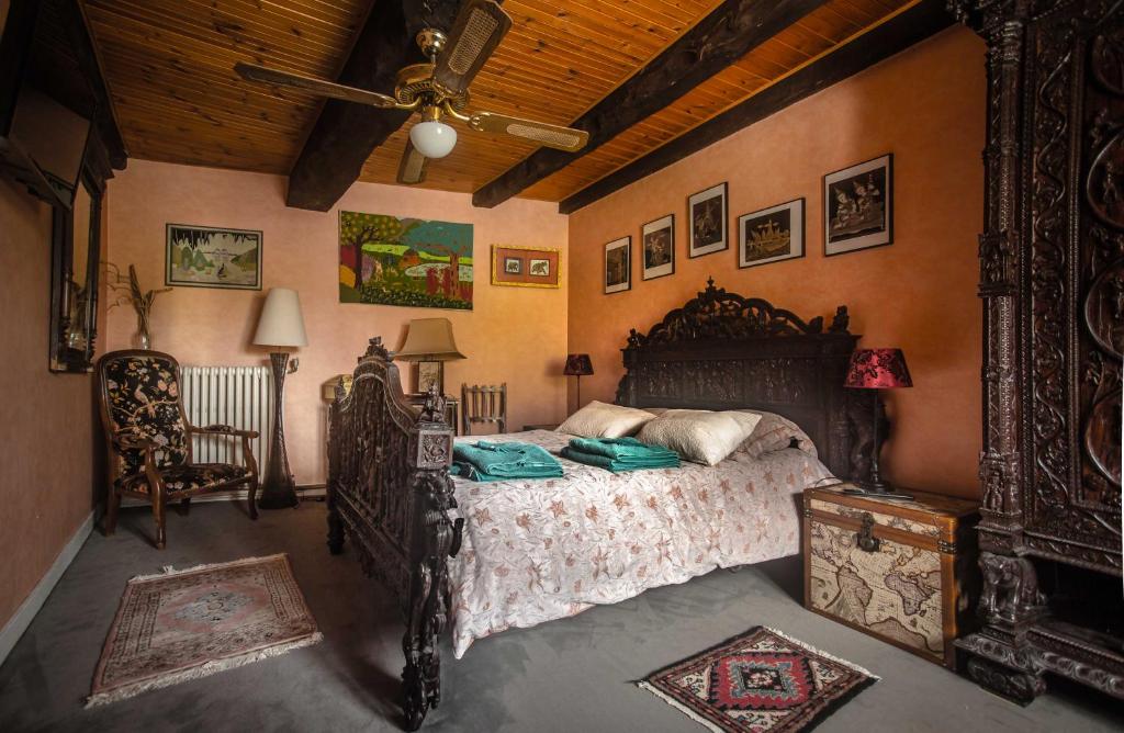 a bedroom with a large bed with a wooden frame at la maison d&#39;idylle in Combourg