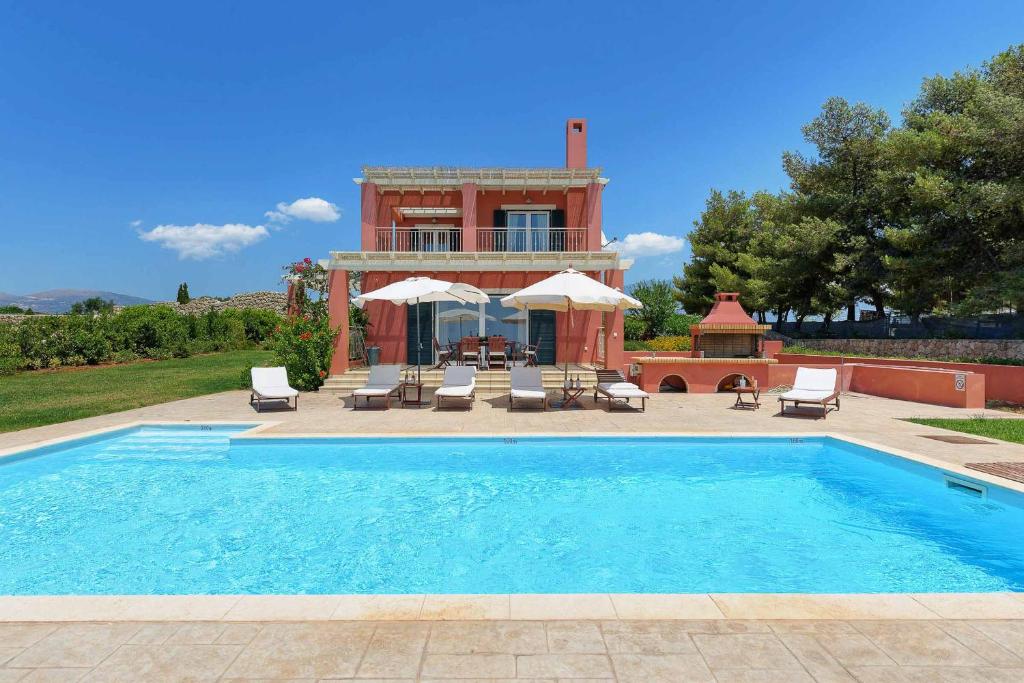 - une piscine en face d'une maison dans l'établissement Villa Agnandi, à Lakíthra