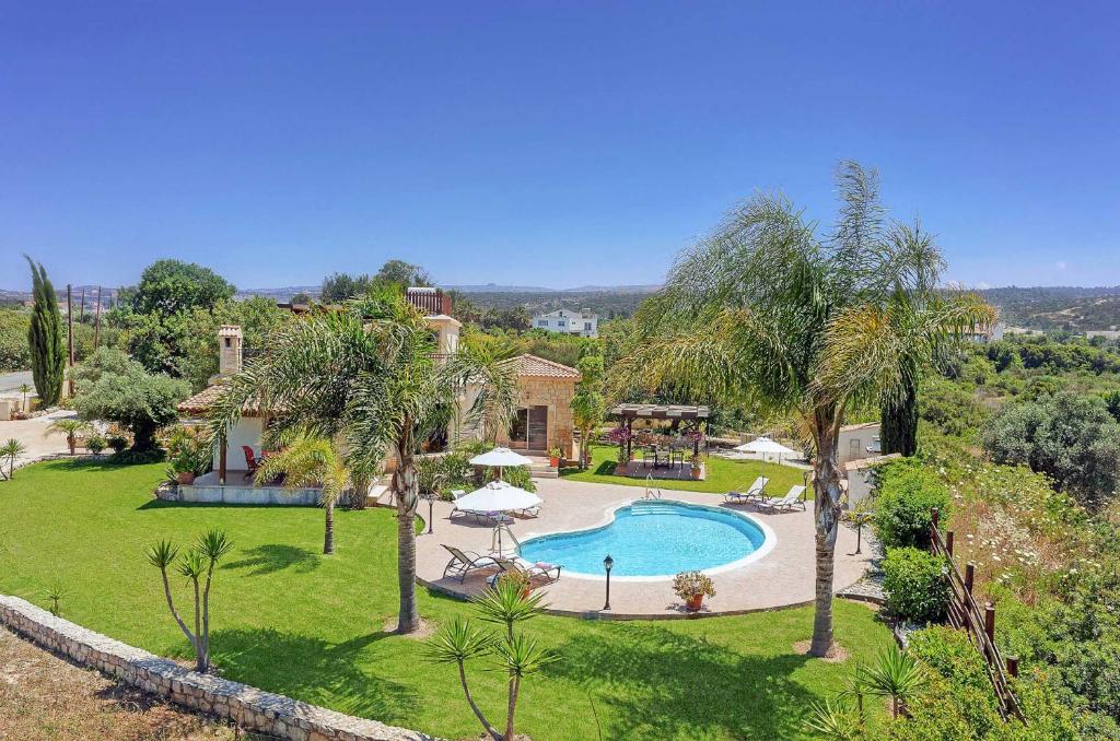 - une vue aérienne sur une maison avec une piscine dans l'établissement Villa Yialos, à Neo Chorio