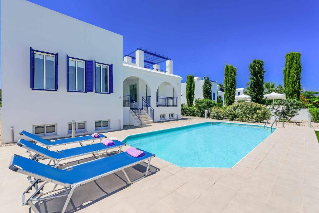 Bazén v ubytování Latchi Beach Villa nebo v jeho okolí