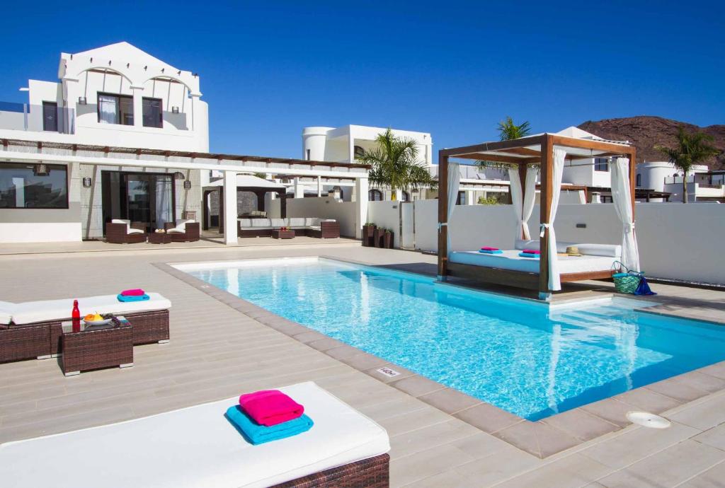 Villa con piscina y cenador en Villa Anibal, en Playa Blanca