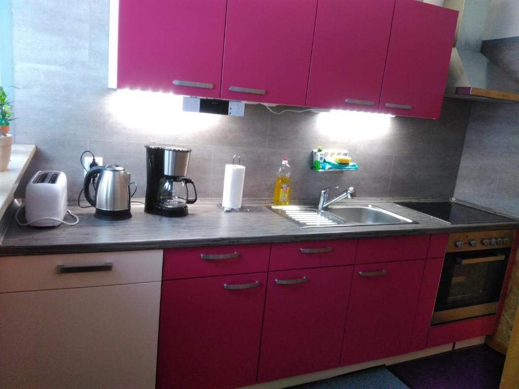 una cocina con armarios rojos y fregadero en Haus Stammecke, en Winterberg