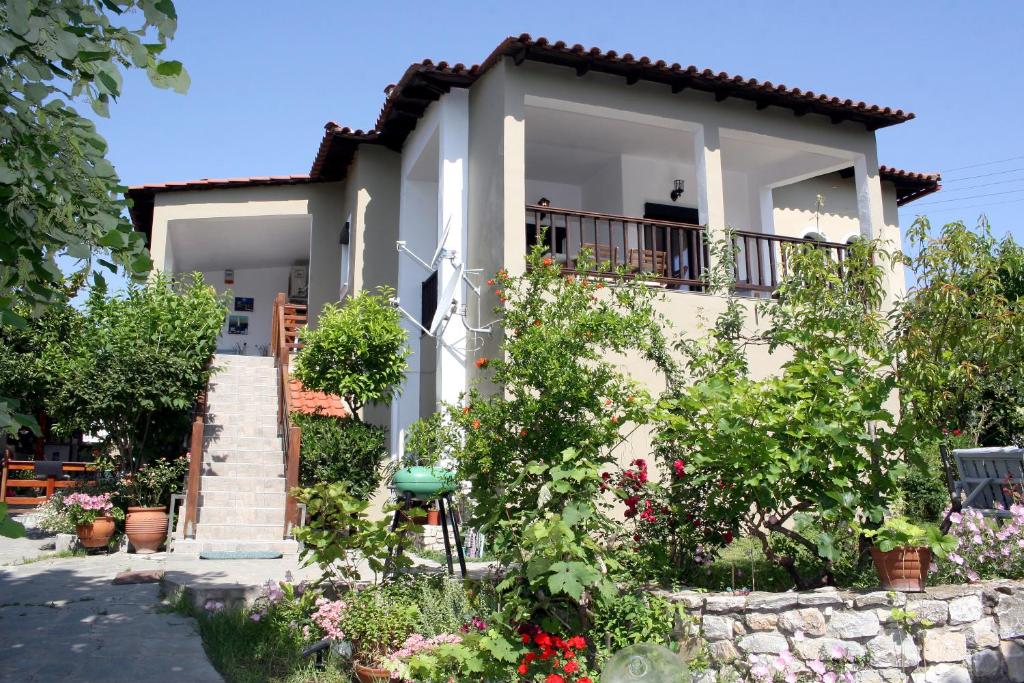 Casa con balcón y algunas plantas en Flamouria, en Agios Nikolaos