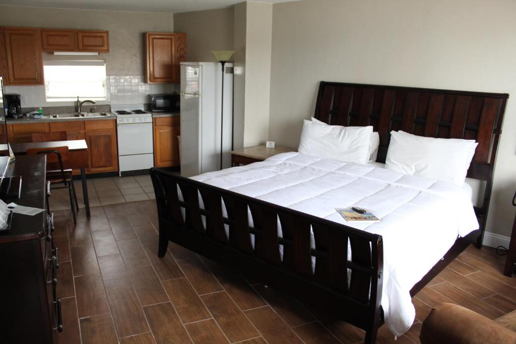 Cove Motel Oceanfront - King Studio