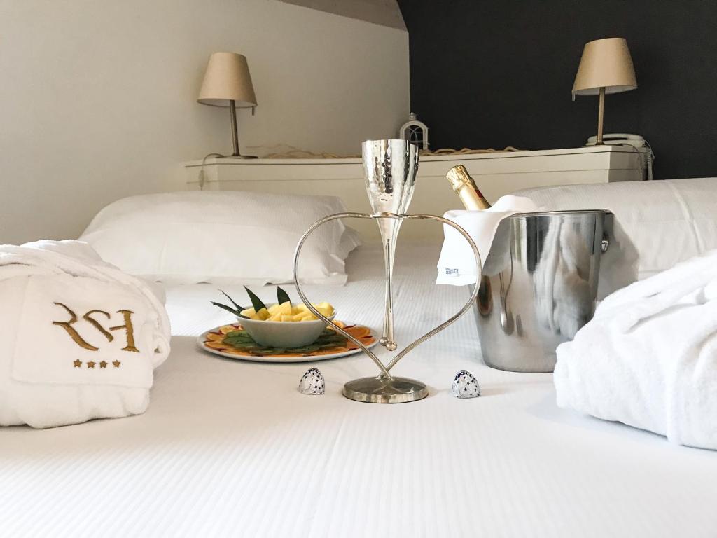 Postel nebo postele na pokoji v ubytování Rimini Suite Hotel