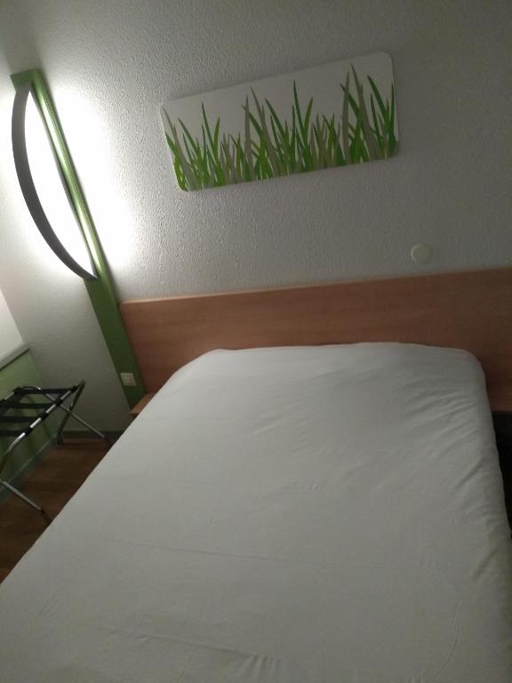 Postel nebo postele na pokoji v ubytování Hotel Inn Design Laon