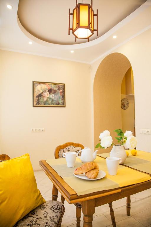 Real Home Apartments in Kiev Center - Deluxe Two-Bedroom Apartment - Lysenka Street 8