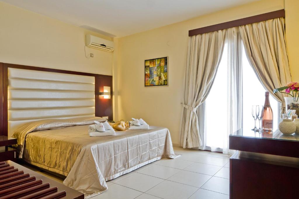 Postel nebo postele na pokoji v ubytování Socrates Hotel Apartments